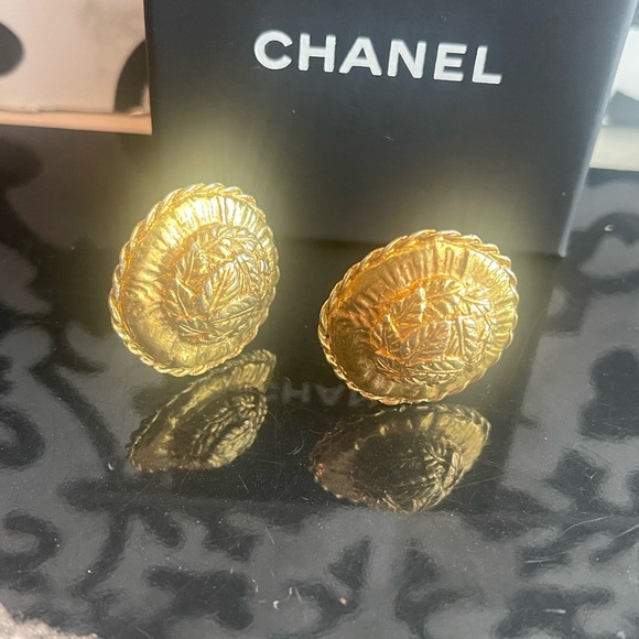 GUC Chanel Vintage 1971-1980 Gold Plated Clip-On Earrings - Picture 3 of 5